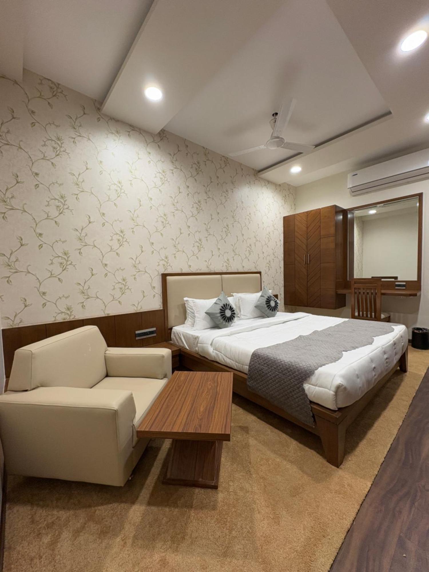 Pam Premium Hotel Vadodara Dış mekan fotoğraf