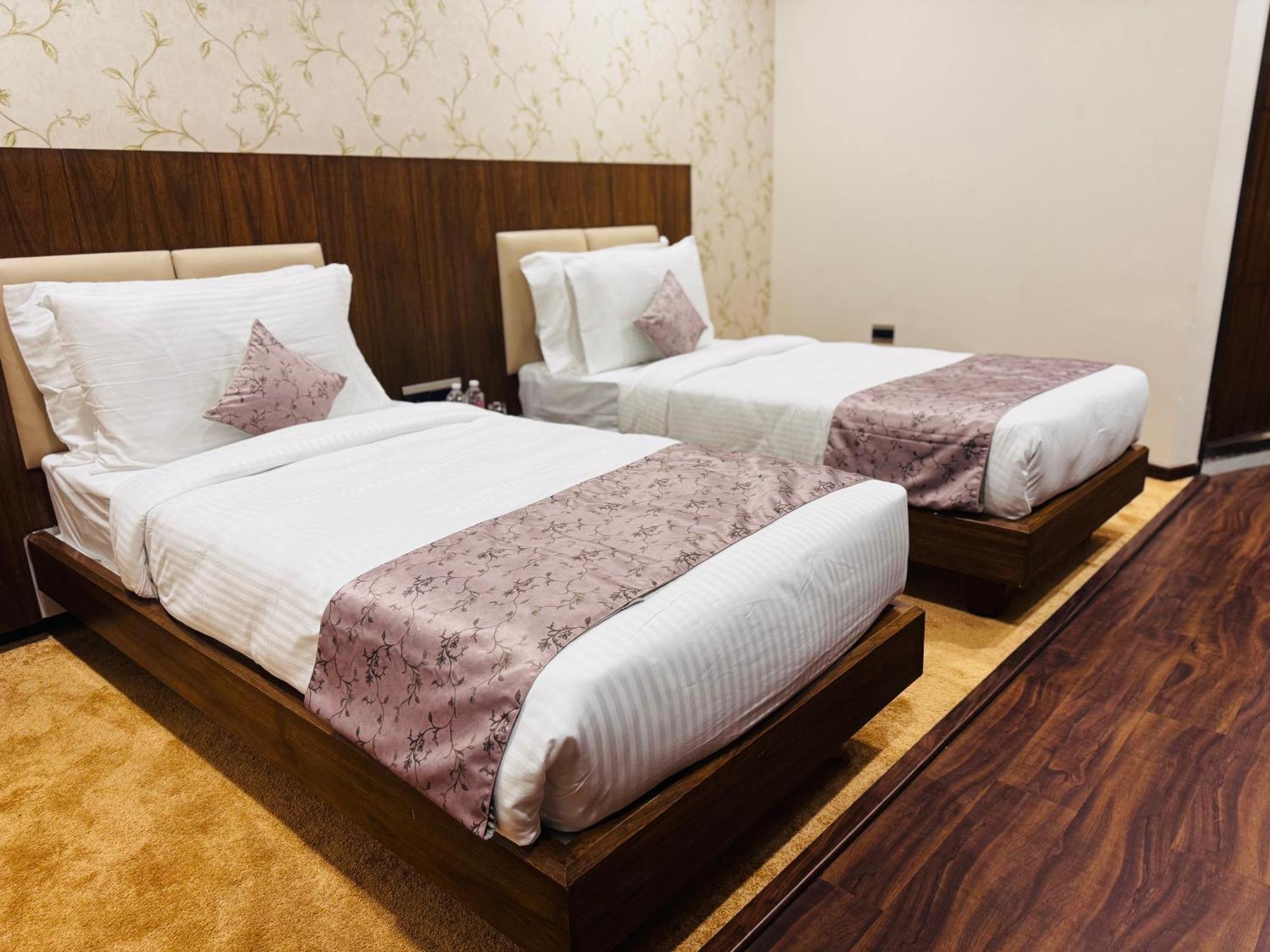 Pam Premium Hotel Vadodara Dış mekan fotoğraf