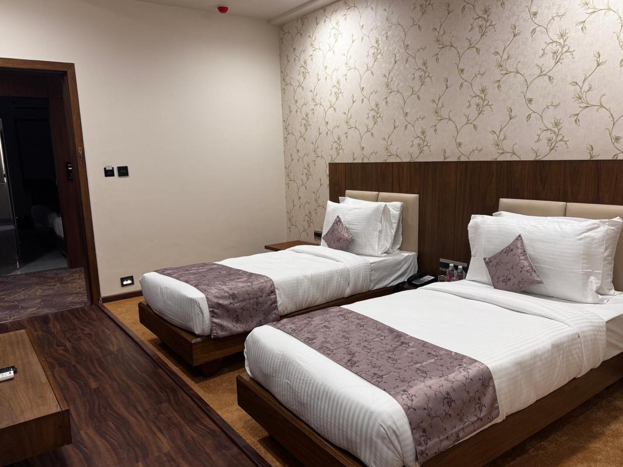 Pam Premium Hotel Vadodara Dış mekan fotoğraf