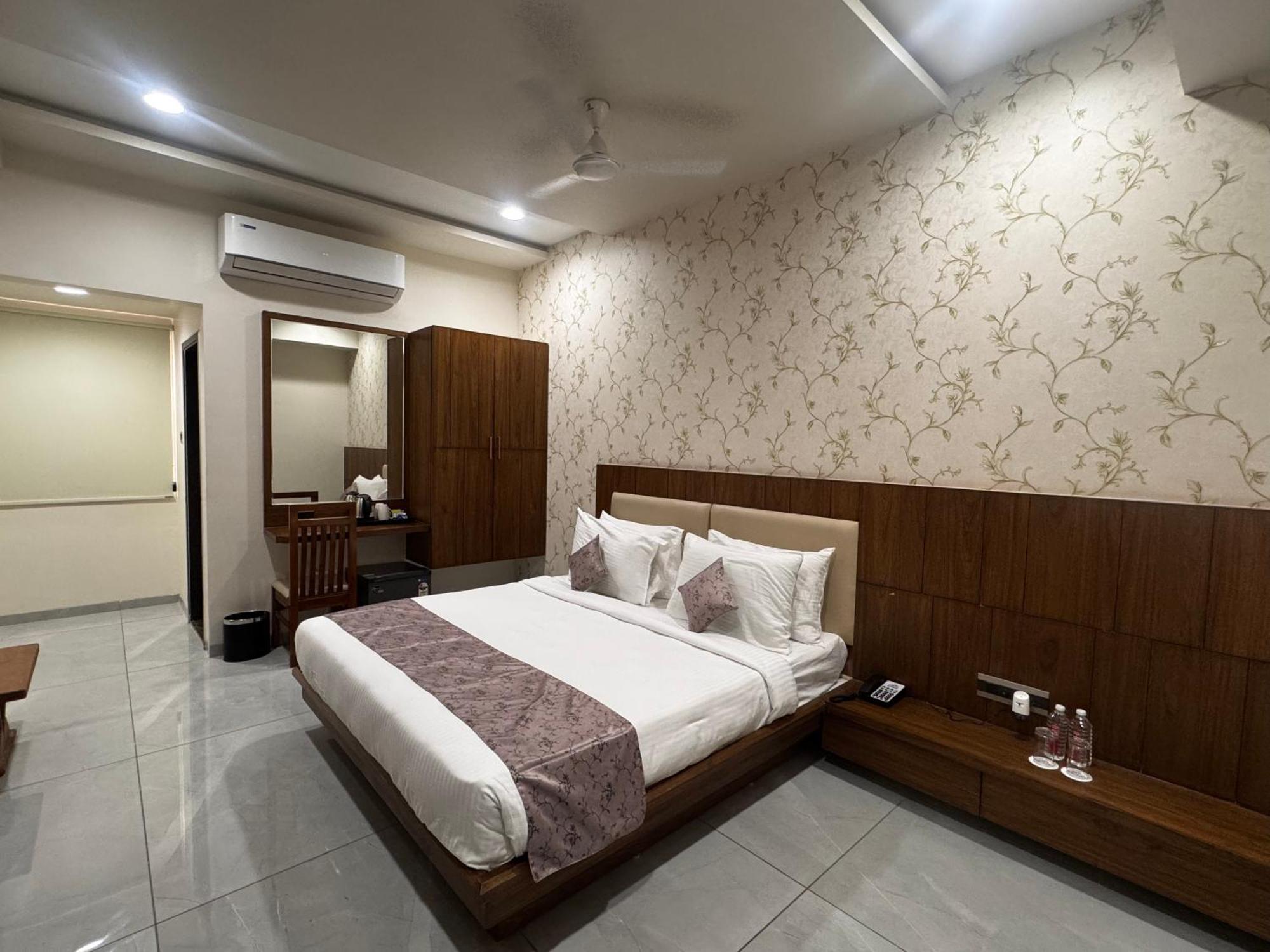 Pam Premium Hotel Vadodara Dış mekan fotoğraf