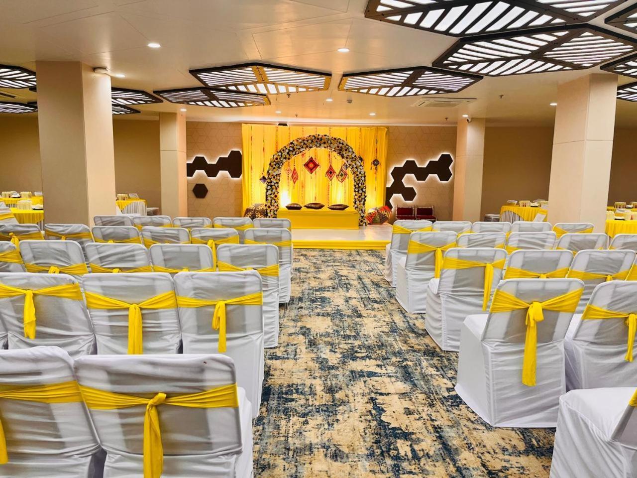 Pam Premium Hotel Vadodara Dış mekan fotoğraf