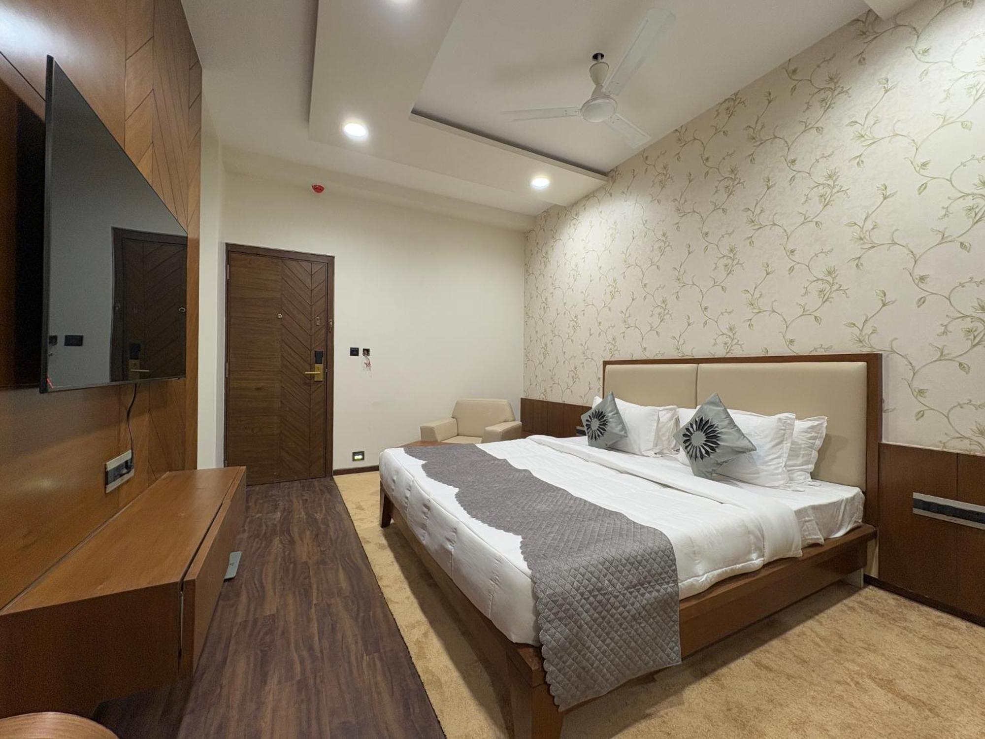 Pam Premium Hotel Vadodara Dış mekan fotoğraf