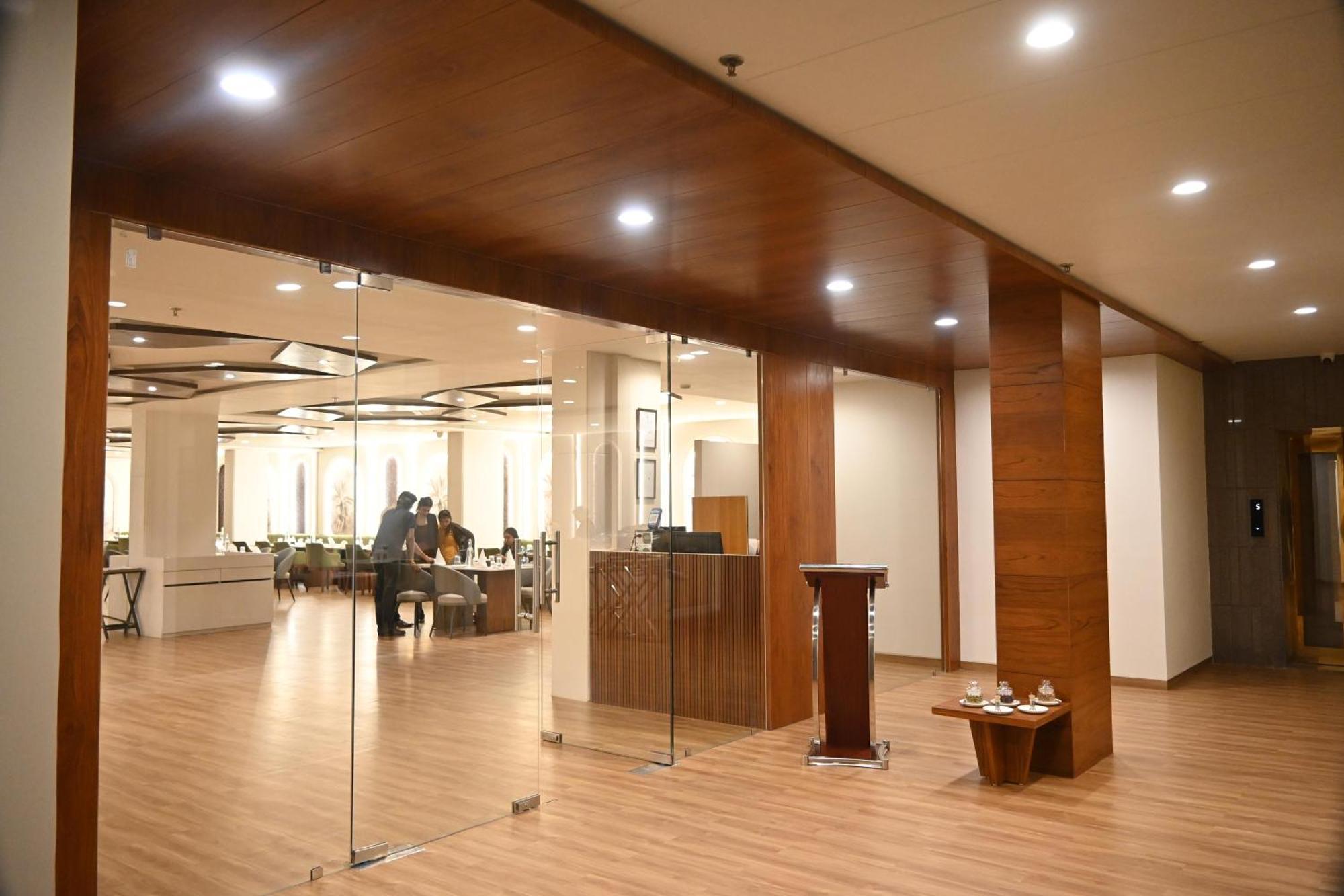 Pam Premium Hotel Vadodara Dış mekan fotoğraf