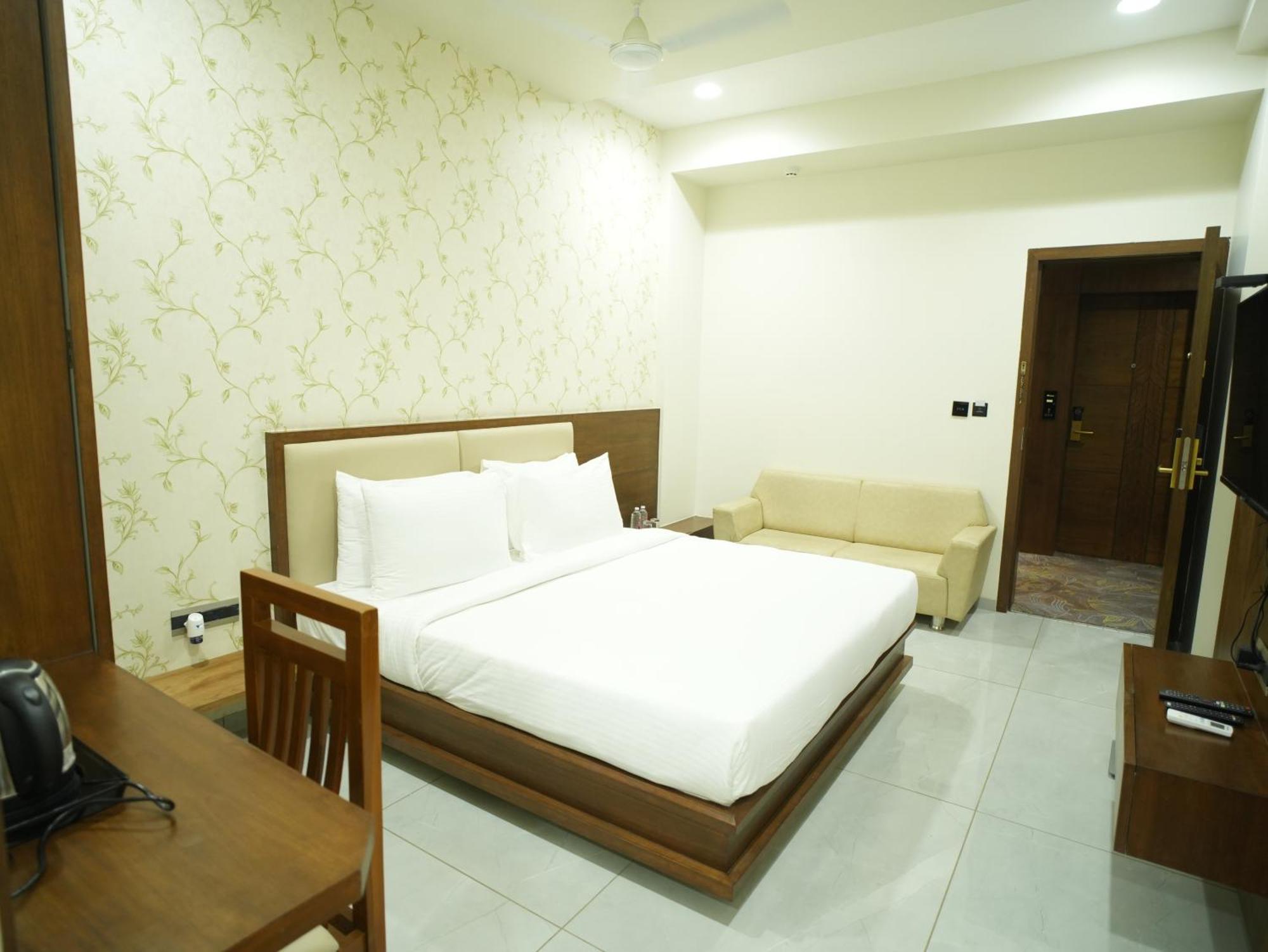 Pam Premium Hotel Vadodara Dış mekan fotoğraf