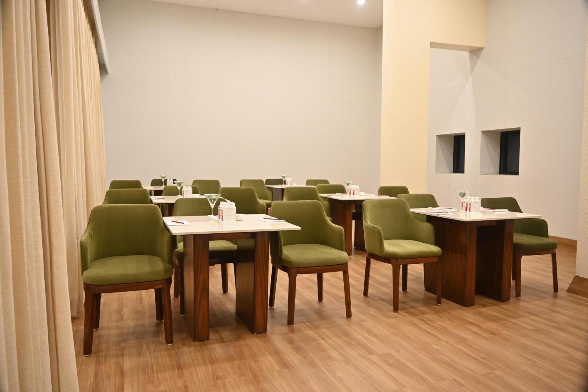 Pam Premium Hotel Vadodara Dış mekan fotoğraf