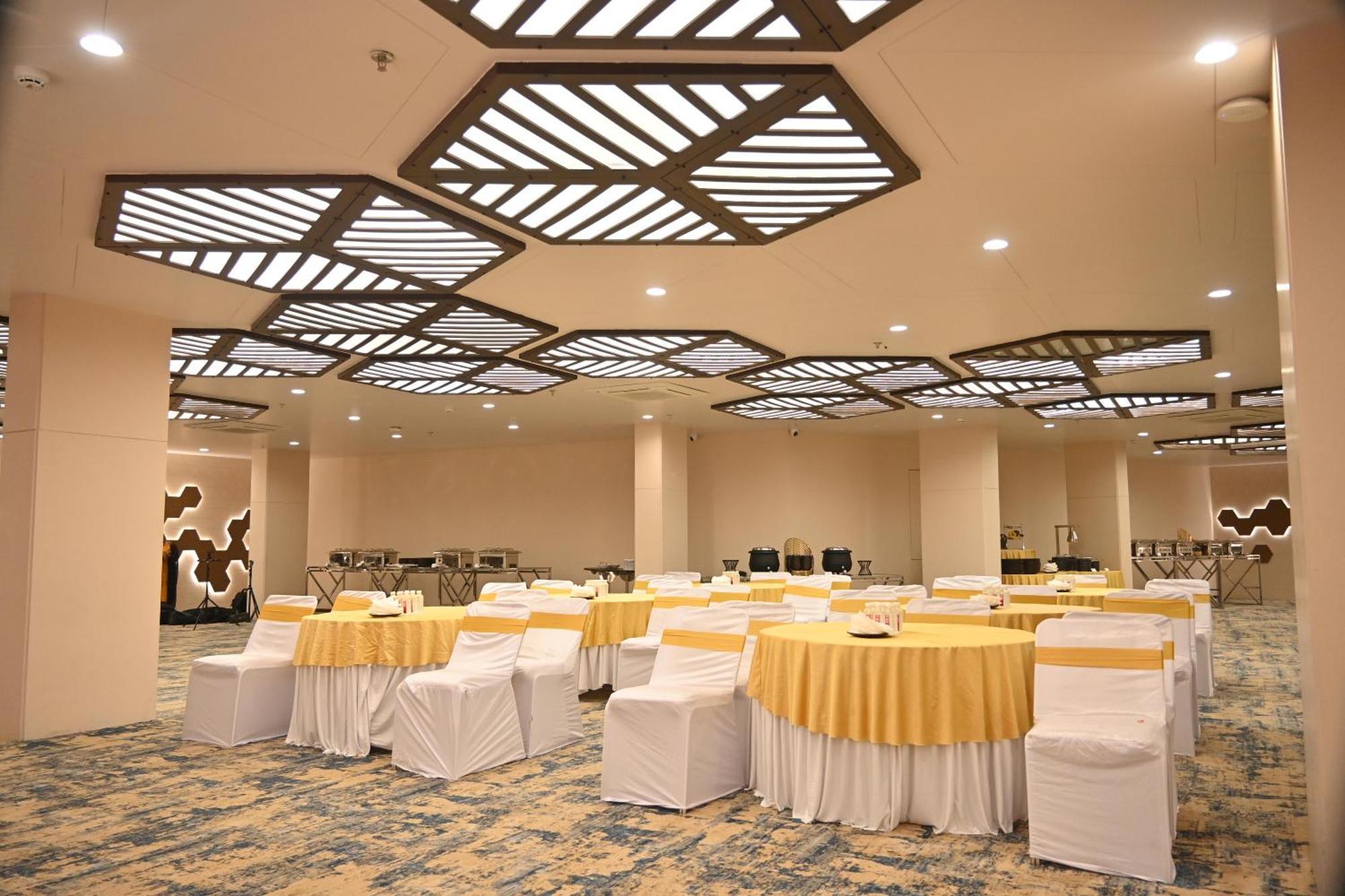 Pam Premium Hotel Vadodara Dış mekan fotoğraf